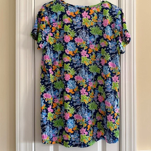 NWT Lilly Pulitzer Etta v-neck t-shirt in Lilly Loves Disney Aegean Navy Size L - Picture 2 of 4